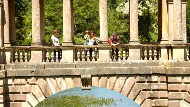 Visitors palladian bridge prior park bath somerset 497164 (1)