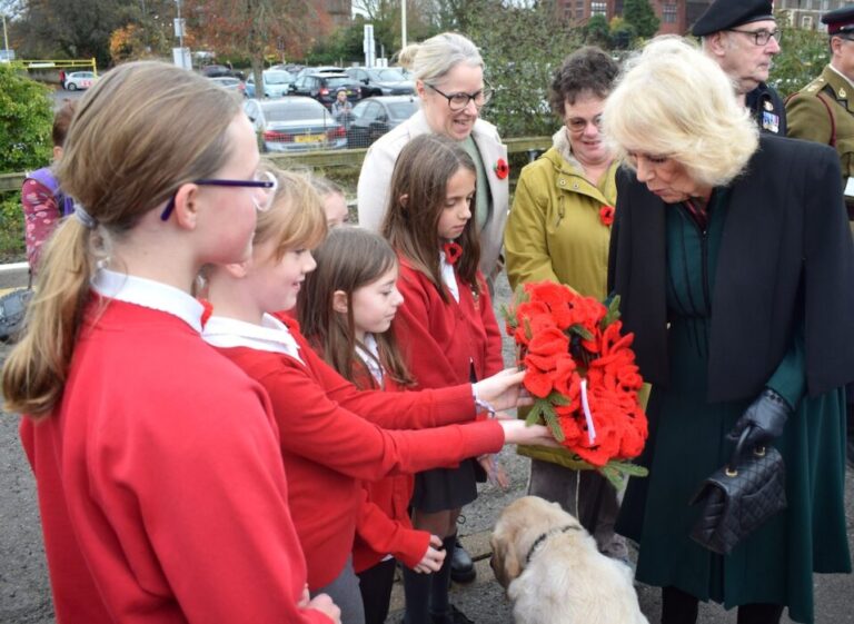 Monkton park primary pupils present their wreath to hm queen camilla (1)