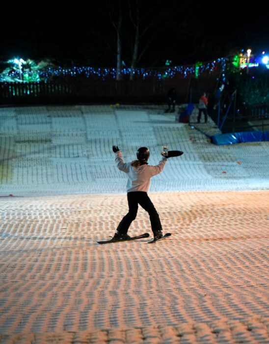 Our review of Mendip Activity Centre’s Après Ski Fridays, with floodlit skiing, live music, pizza and a fun end to the working week for families.