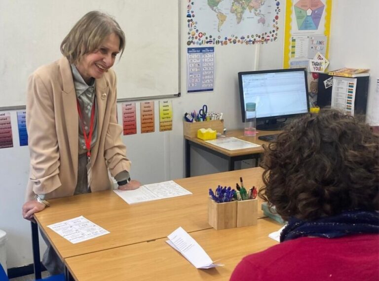 Wera Hobhouse talking to a student and teaching assistant