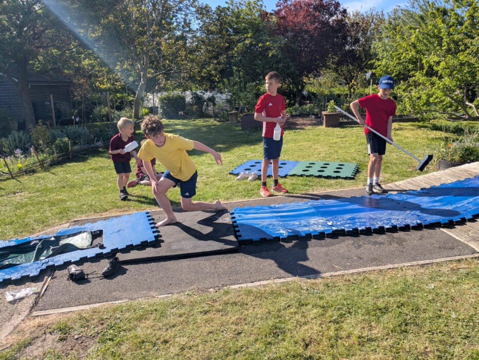 FUNdays Club at Fitzmaurice Primary School in Bradford on Avon has been ranked in the top 1% nationally following a glowing Ofsted inspection.