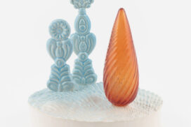 Richard Slee Uplands 210 2021 Glazed ceramic and glass 22.5 x 22.5 x 22.3 cm 8 7 8 x 8 7 8 x 8 3 4 in R SLE0827 scaled e1782983866276 768x754